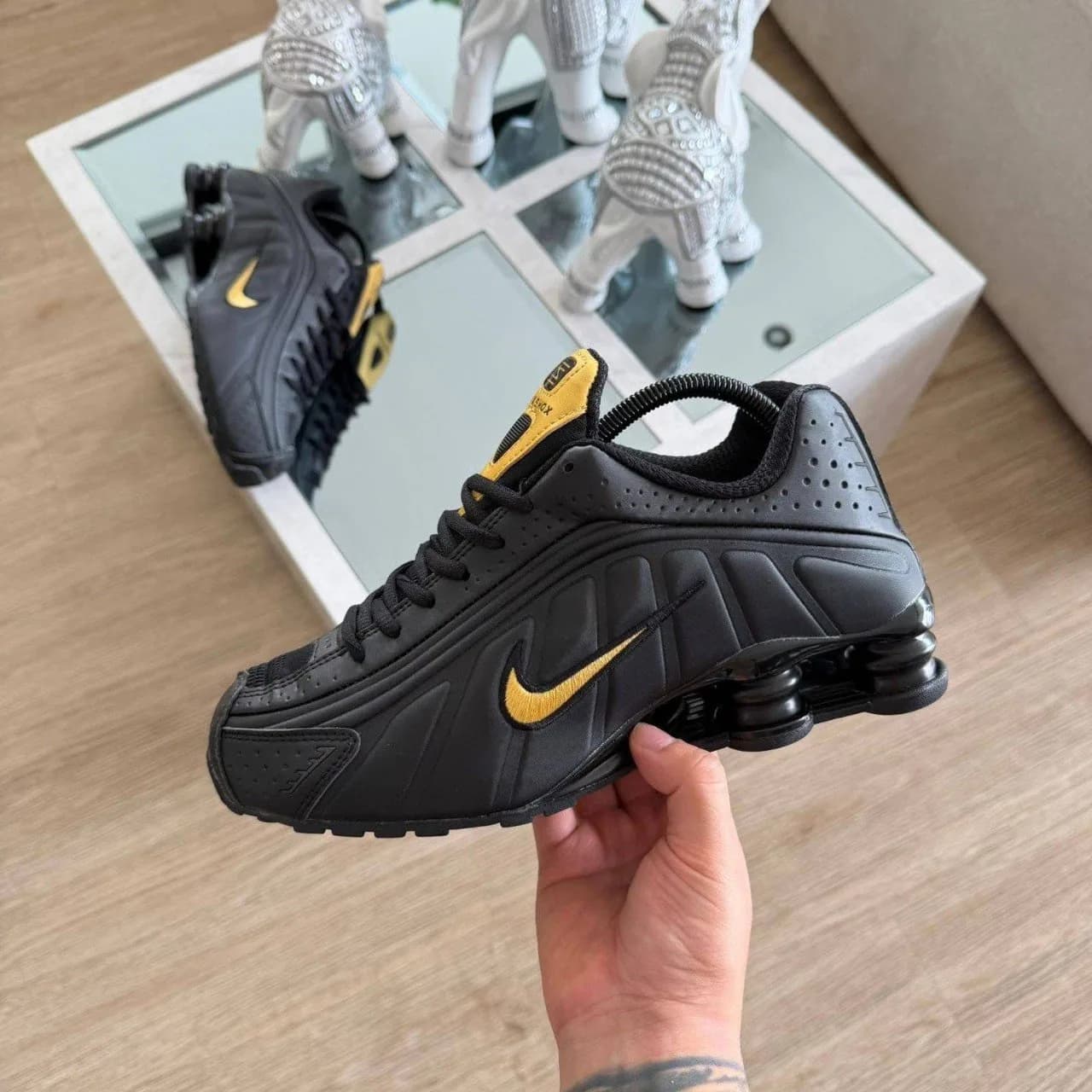 NIKE SHOX